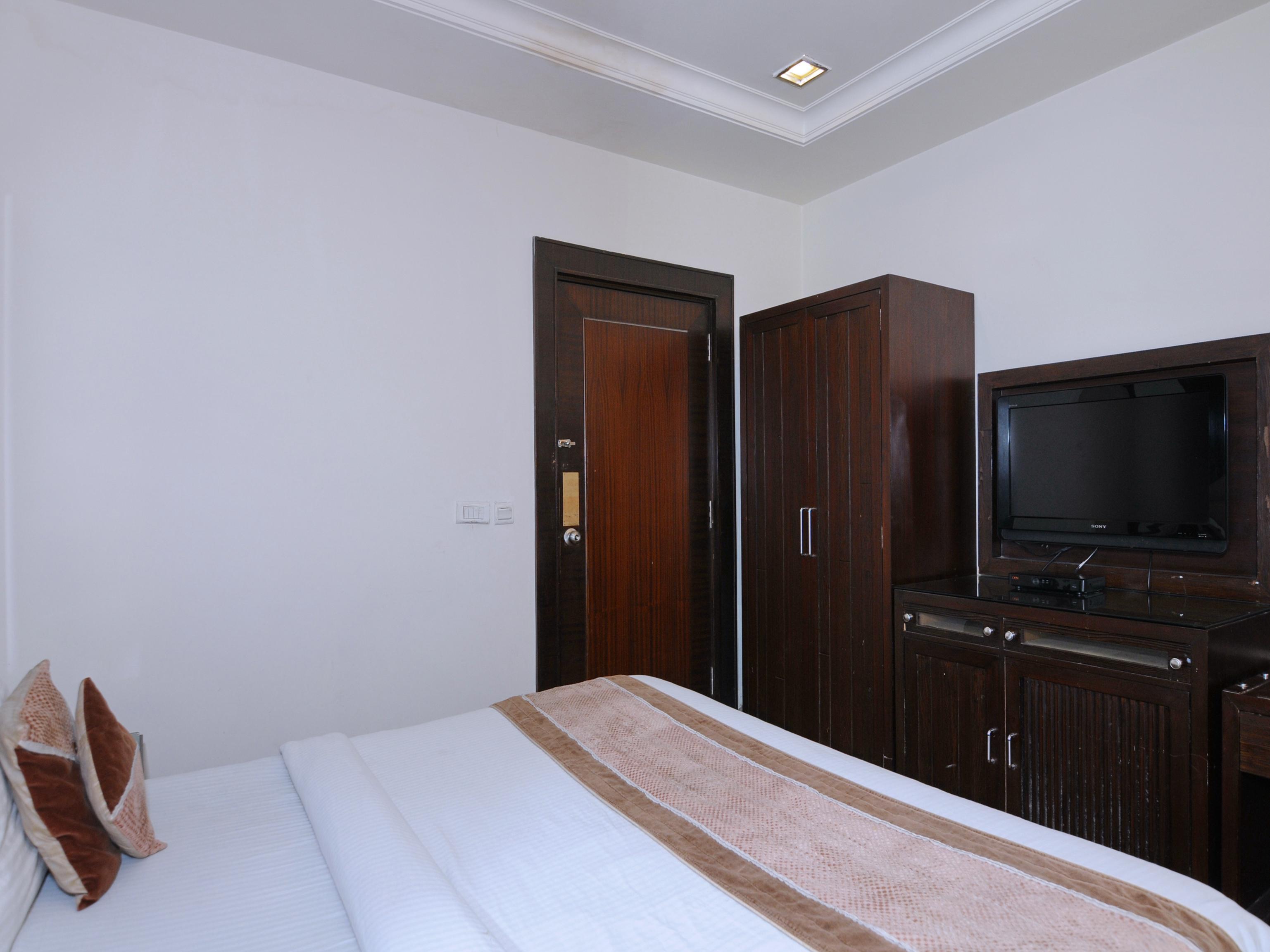 Oyo 6845 The Grand Hotel New Delhi Exterior photo