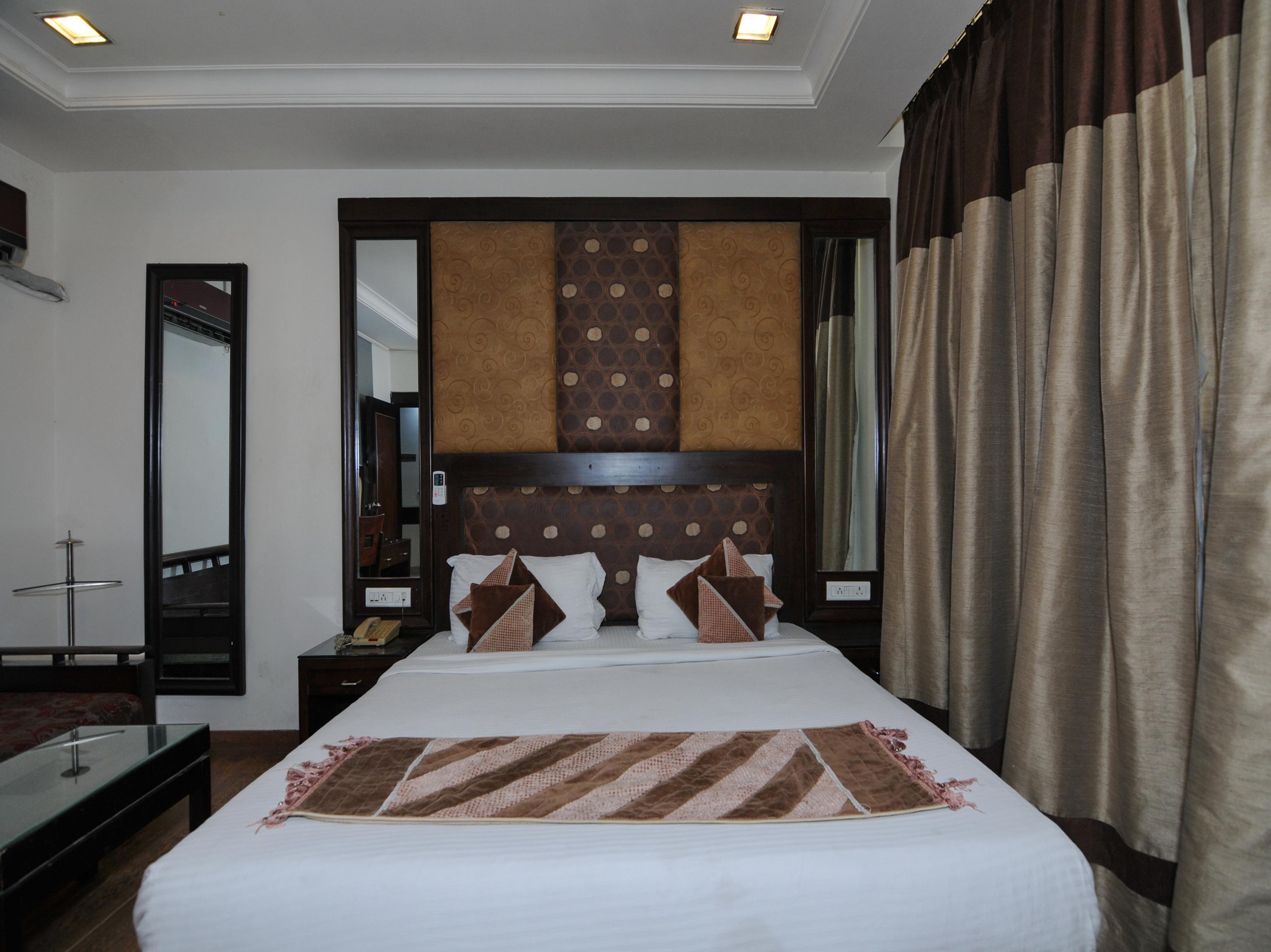 Oyo 6845 The Grand Hotel New Delhi Exterior photo