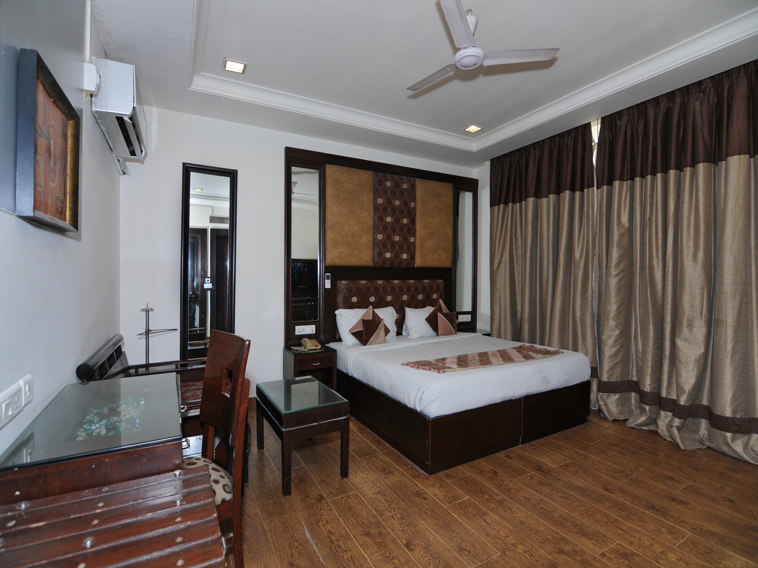 Oyo 6845 The Grand Hotel New Delhi Exterior photo