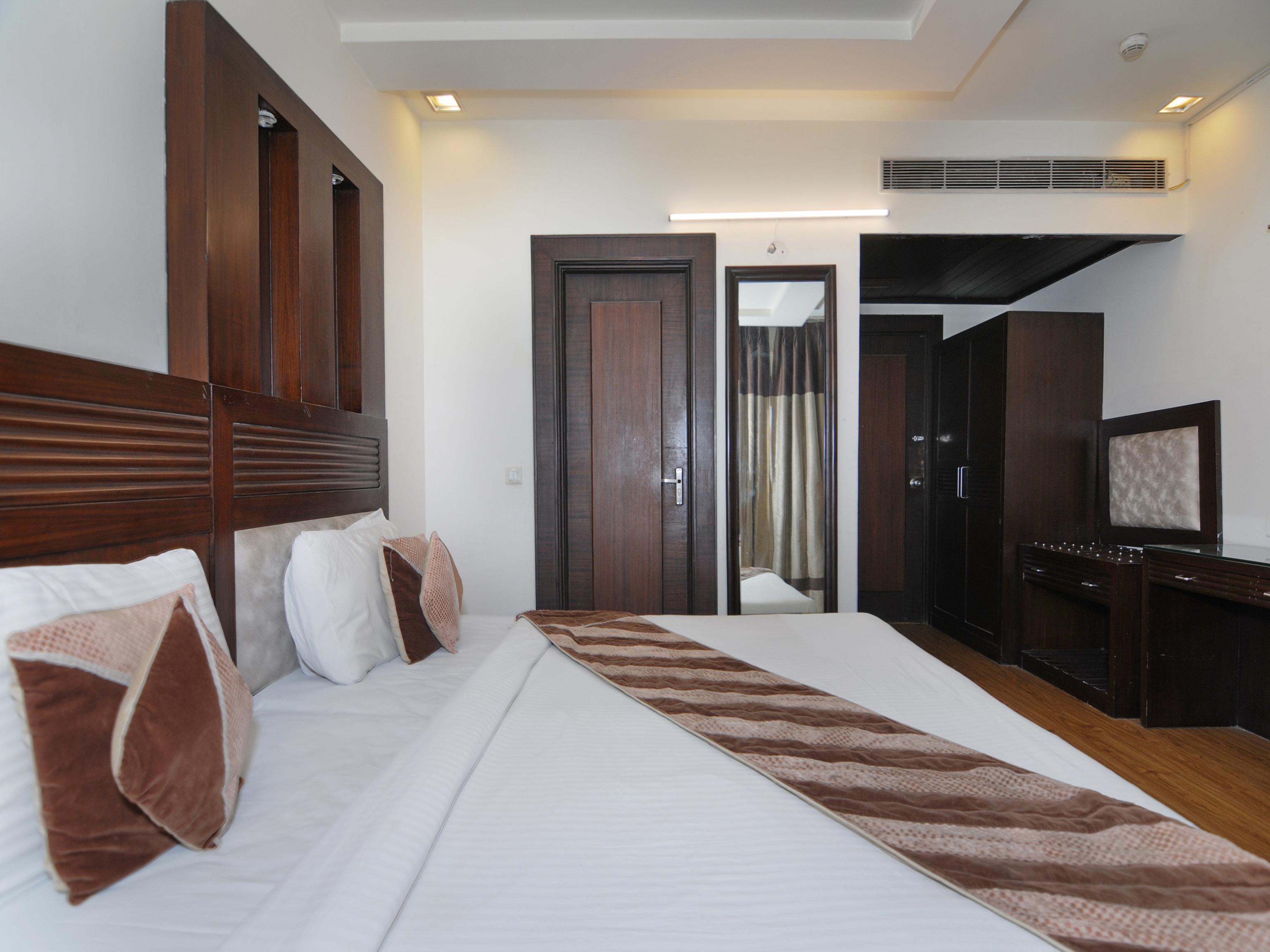 Oyo 6845 The Grand Hotel New Delhi Exterior photo