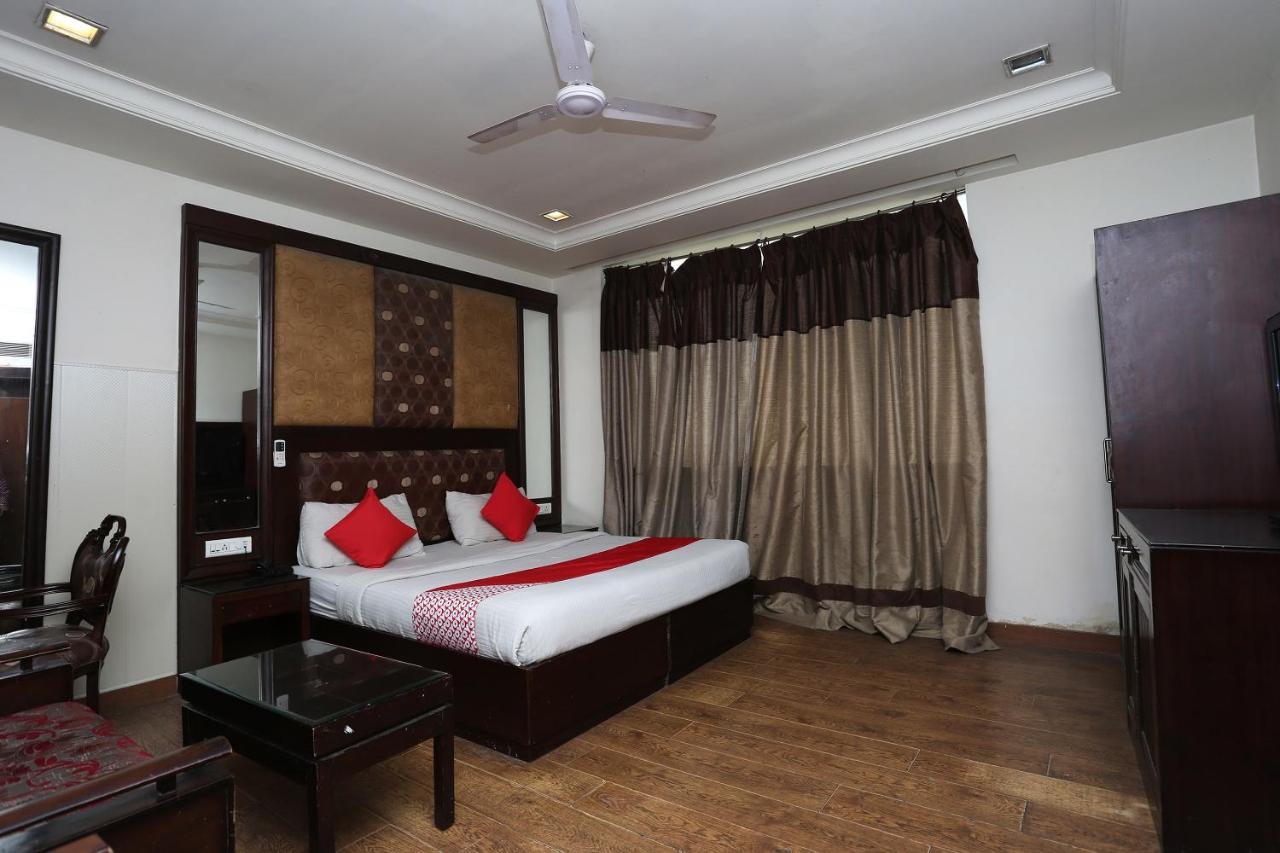 Oyo 6845 The Grand Hotel New Delhi Exterior photo